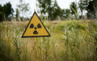 Empresariado propone a Kast desmantelar regulaciones sobre residuos peligrosos en Chile