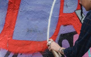 Castigar al joven, abandonar al adulto