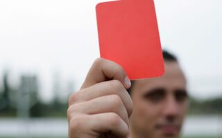 Tarjeta roja para la democracia en el mundo