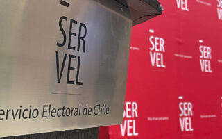Entre iglesias y urnas: ¿por qué el gobierno le quita $5.900 millones al Servel?